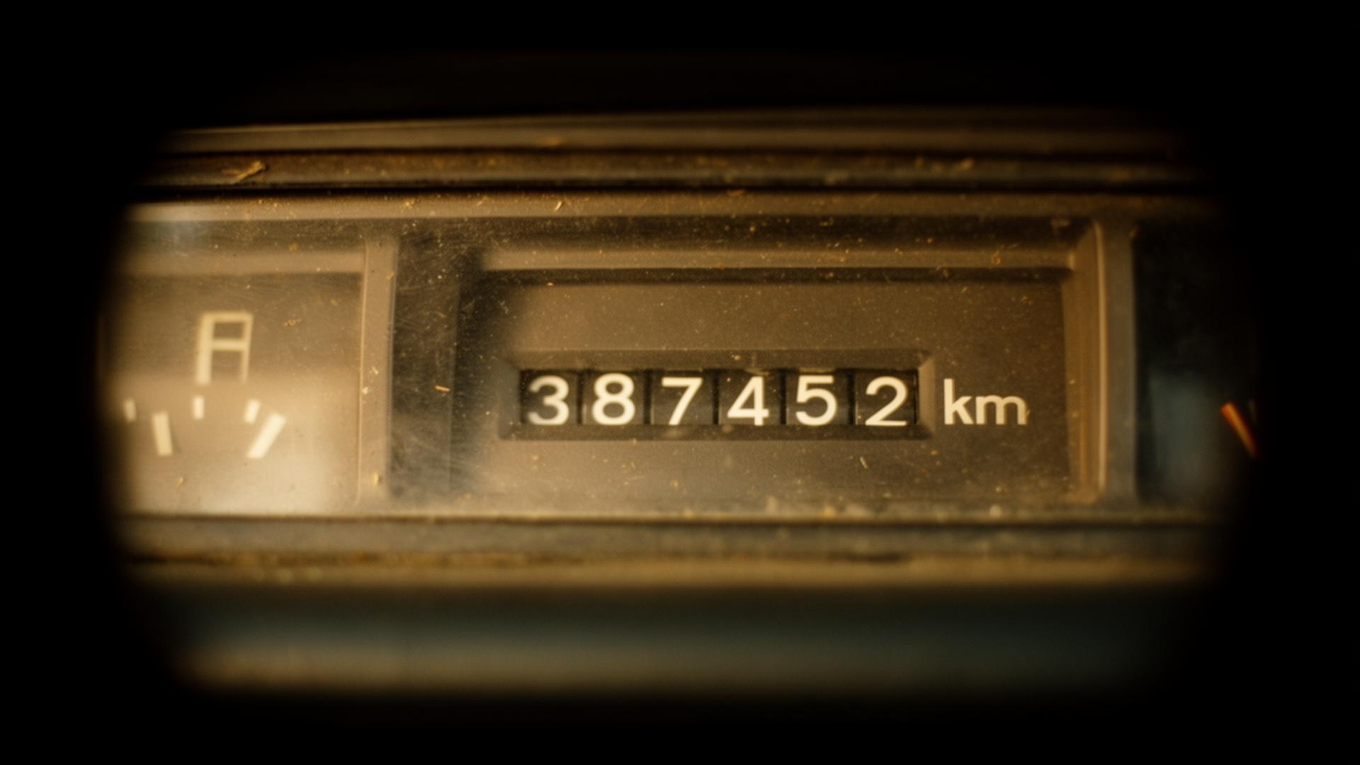 Cuentakilómetros analógico marcando 387.452 km